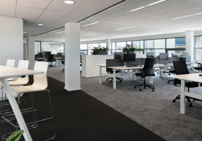 Modern en licht kantoorinterieur aan de Karel Doormanweg met werkplekken en computers.